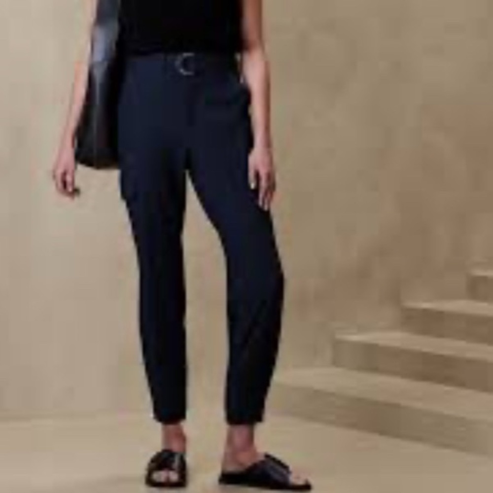 Women’s slim stretch Black Cargo Pants from Banana Repiblic (size 10)
